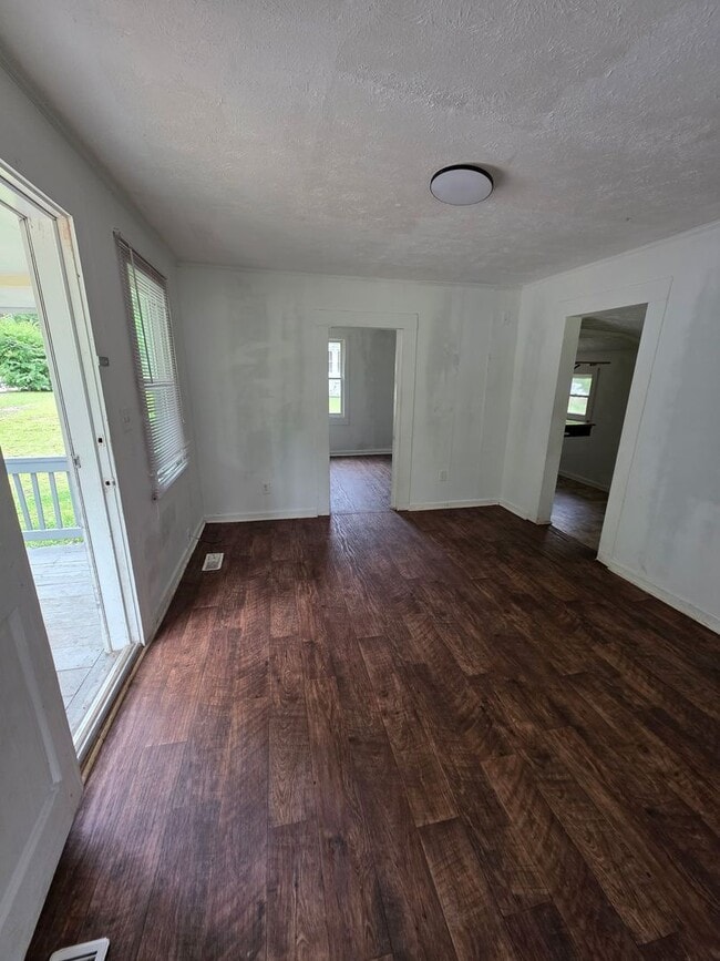 Building Photo - 2BEDROOM 1BATH