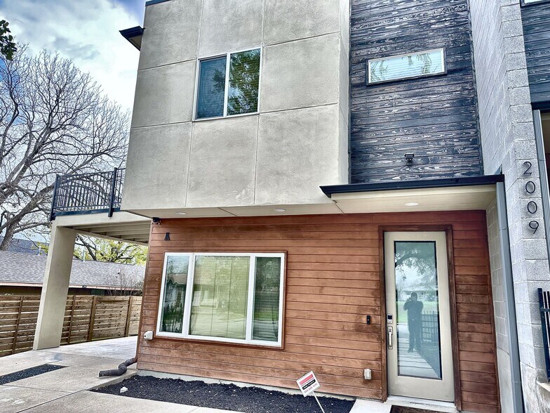 Building Photo - 2009 Uphill Ln