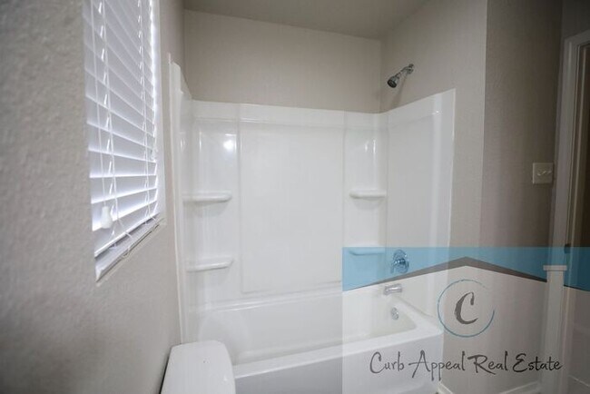 Building Photo - Beautiful 3 bed / 2 bath home with fenced back yard - Nettleton!!