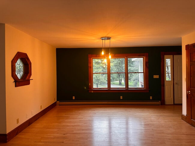 Building Photo - 6 Crescent St