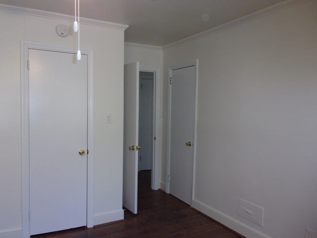 Building Photo - 304 Oak Dr