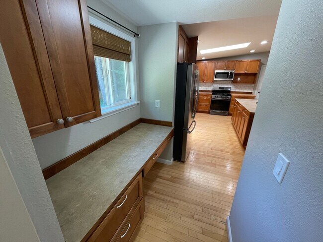 Building Photo - 4113 Kingsway