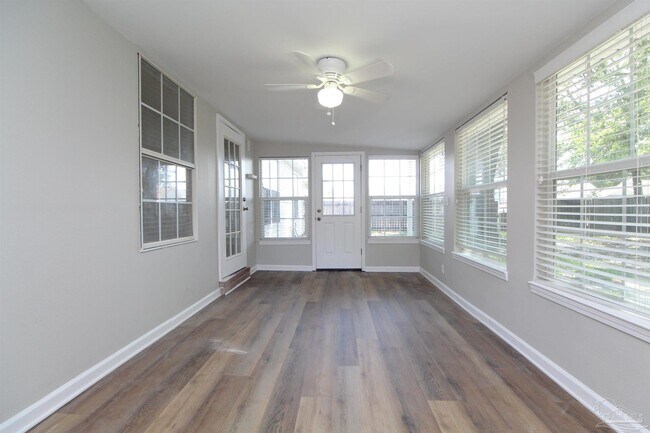 Building Photo - 701 Thornwood Pl