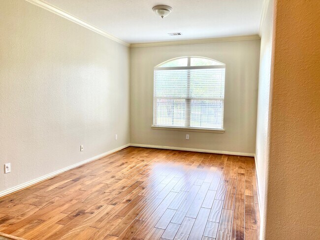 Building Photo - 26100 Brickhill Dr