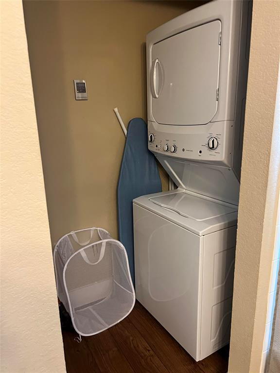 Building Photo - Modern Garage Apartment in Crestview Neighborhood!  Fully Furnished