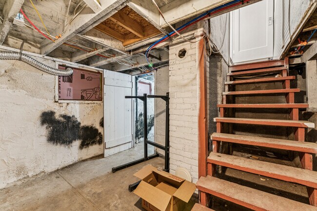 Building Photo - 907