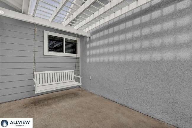 Building Photo - Charming & Light-Filled 3 Bed/2 Bath Home ...
