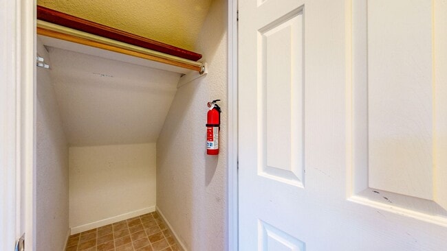 Building Photo - Bright two story 3 Bedroom 2.5 Bathroom Ho...