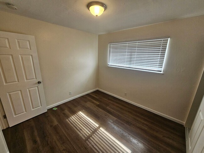 Building Photo - Move-In Ready: Secure 3BR Oakland Apartment with Paid Utilities
