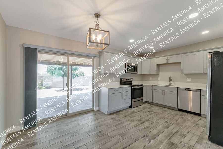 Building Photo - 4000 W Orangewood Dr