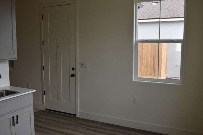 Building Photo - 682 Stephanie Dr