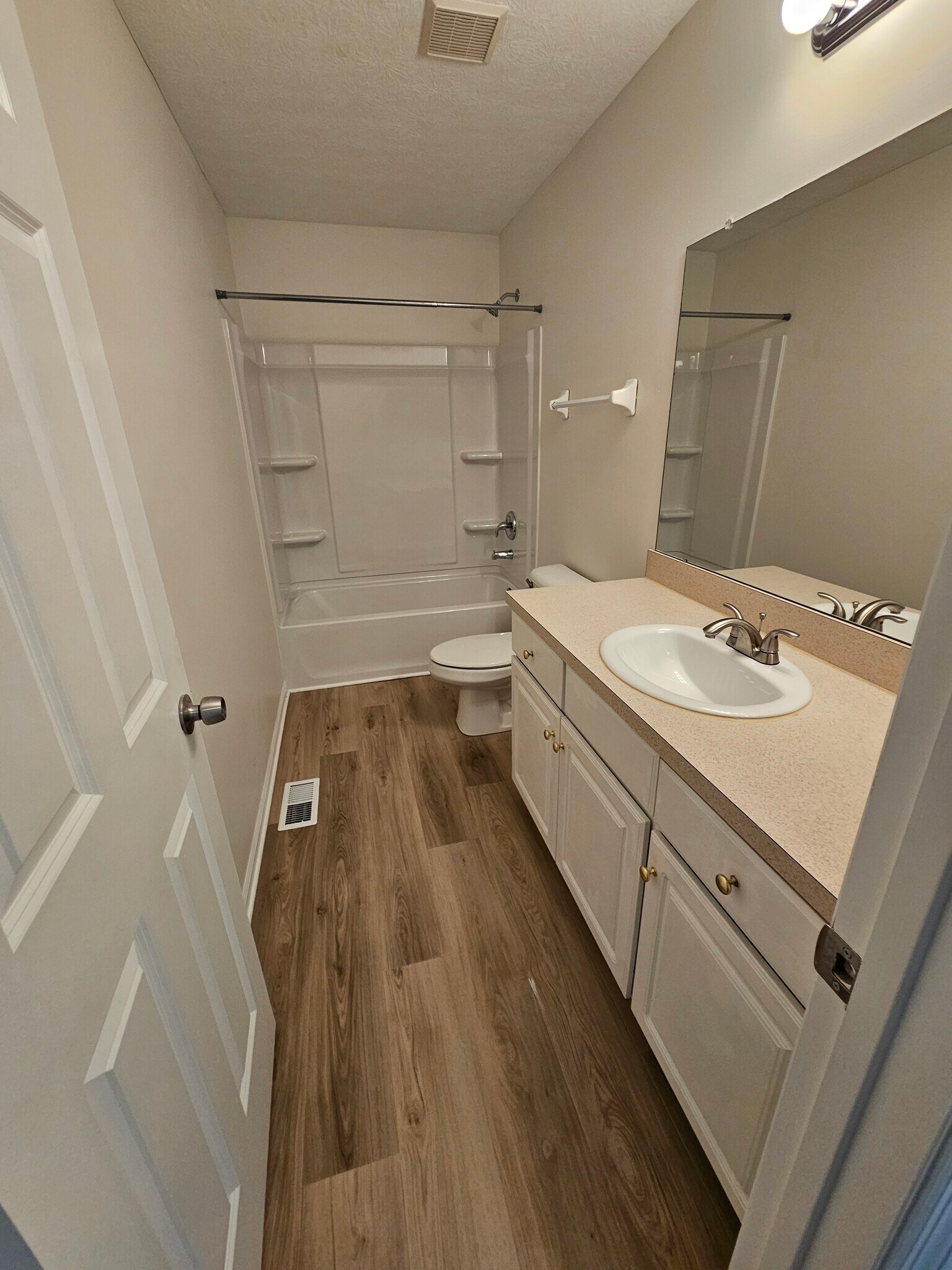 2nd Floor Hallway Bathroon - 138 Wagnalls Ct