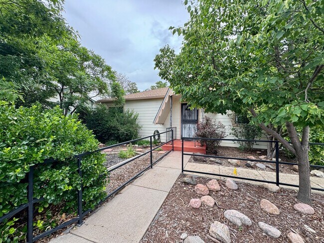Building Photo - Beautiful 2 Bedroom Ranch Home Furnished o...