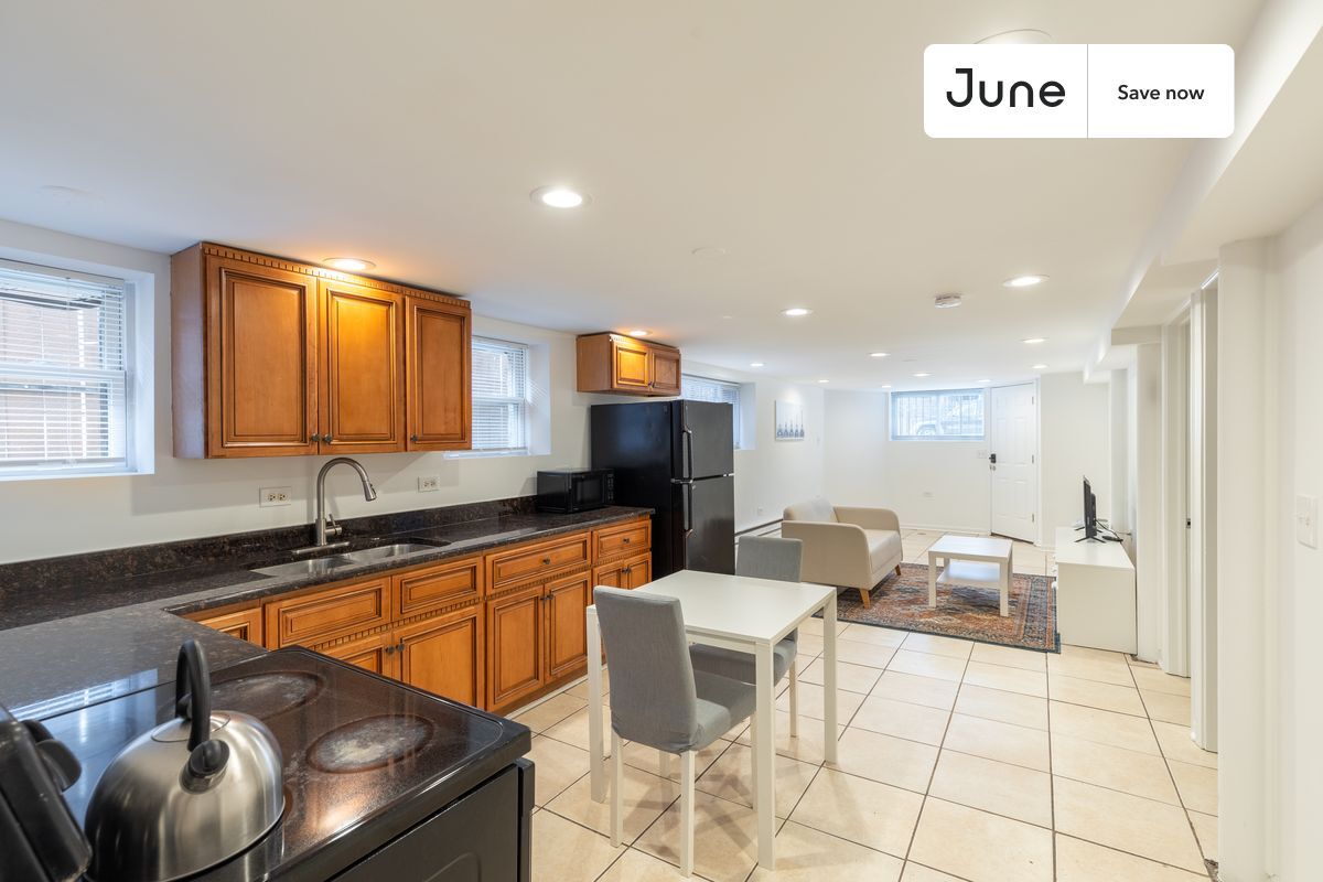 Building Photo - 1841 N Mozart St