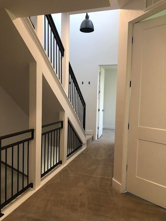 Building Photo - Beautiful 3 Bed, 4 Bath Home, Stunning Views from Rooftop Deck, D-12, close to DT and Military