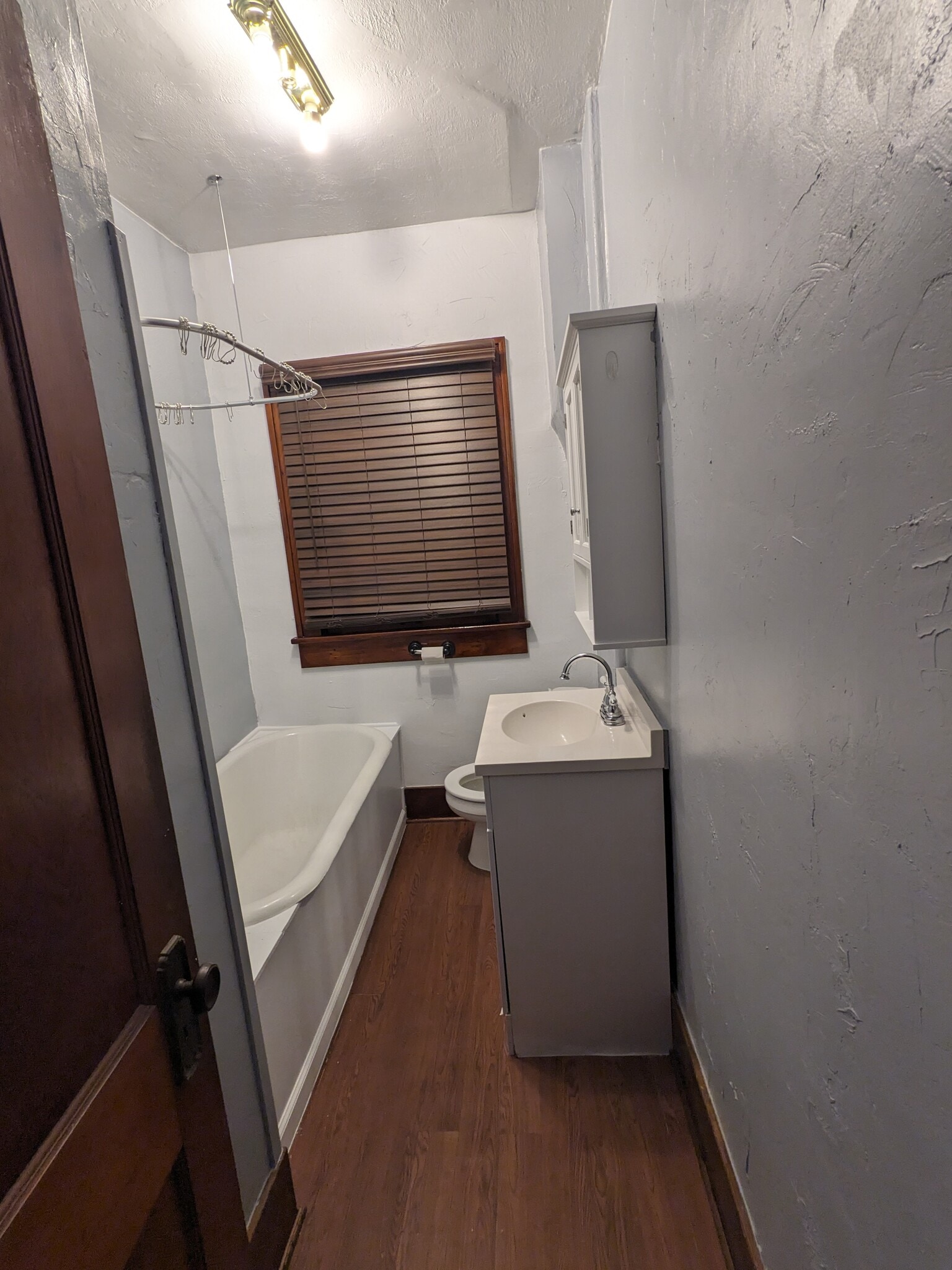 Full Bathroom - 214 W 10th Ave