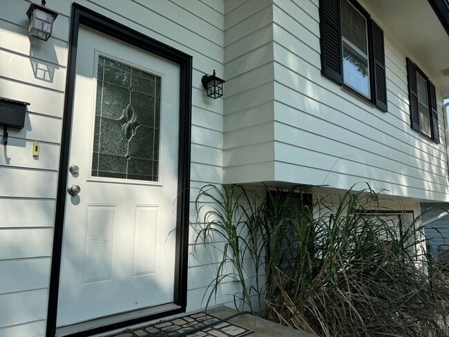 Building Photo - Spacious Home For Rent In Bellevue