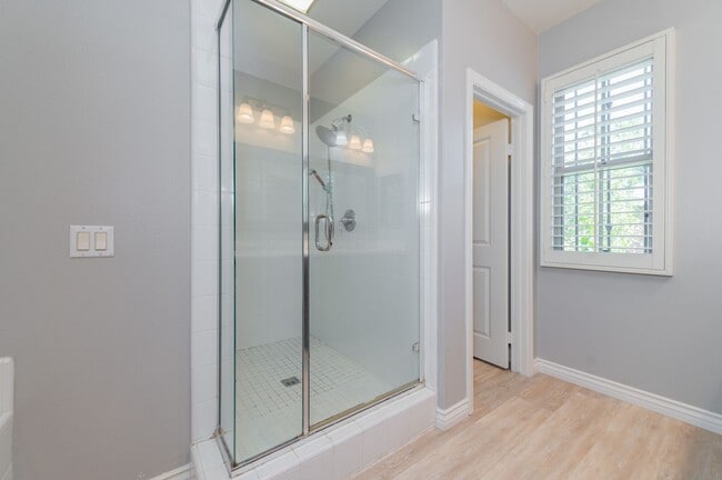 Building Photo - 3BD/2.5BA/2Garage Two Story upgraded End Unit Condo Woodbury Irvine $4800