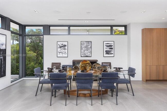 Building Photo - 440 Mola Ave