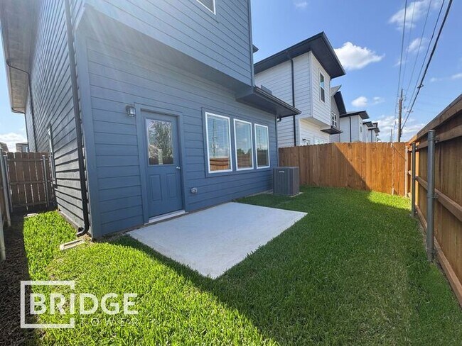 Building Photo - 33146 Willow Hts Ln