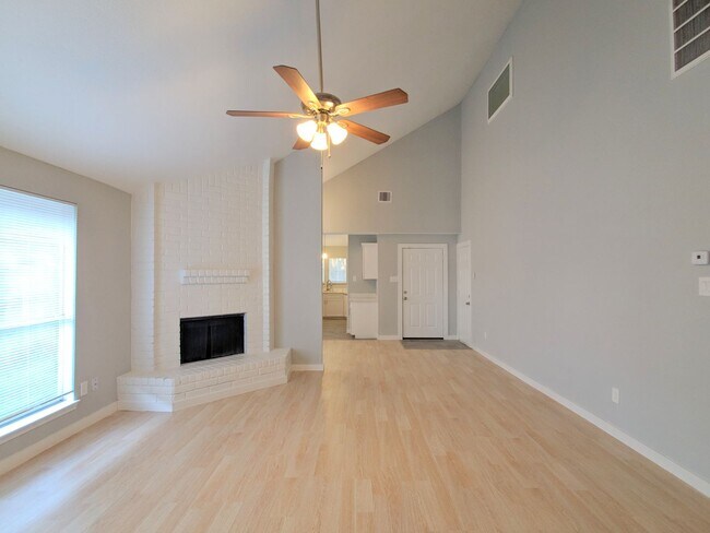 Building Photo - 15215 Peachmeadow Ln