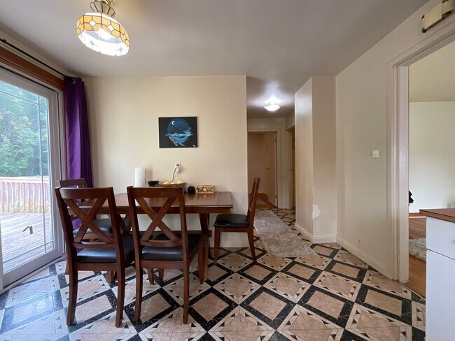 Building Photo - Great 2 Bedroom 1 Bath Home Near the Heart of Shelton