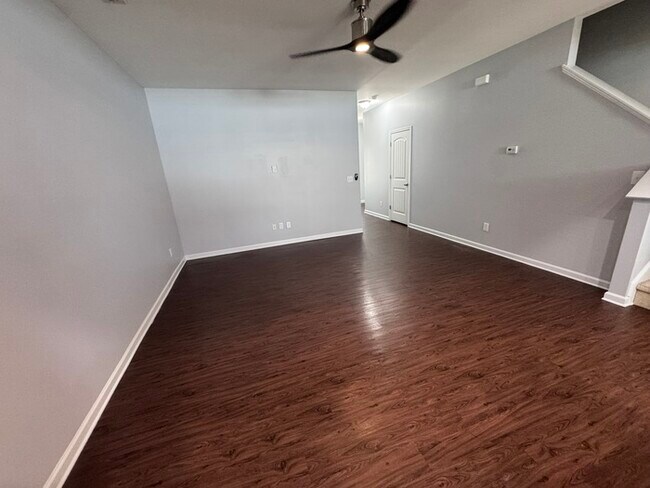 Building Photo - MOVE IN READY! 3 Bed 2.5 Bath Town Home