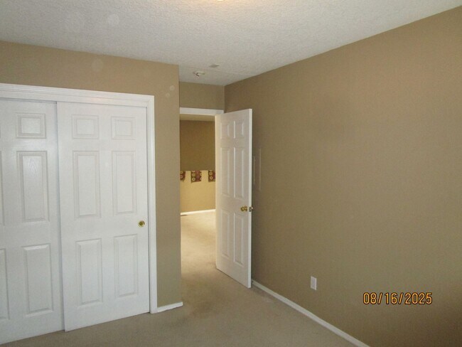 Building Photo - NW 3BR 2 1/2B 1605SF