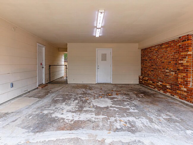 Building Photo - 400 Oakhill Cir