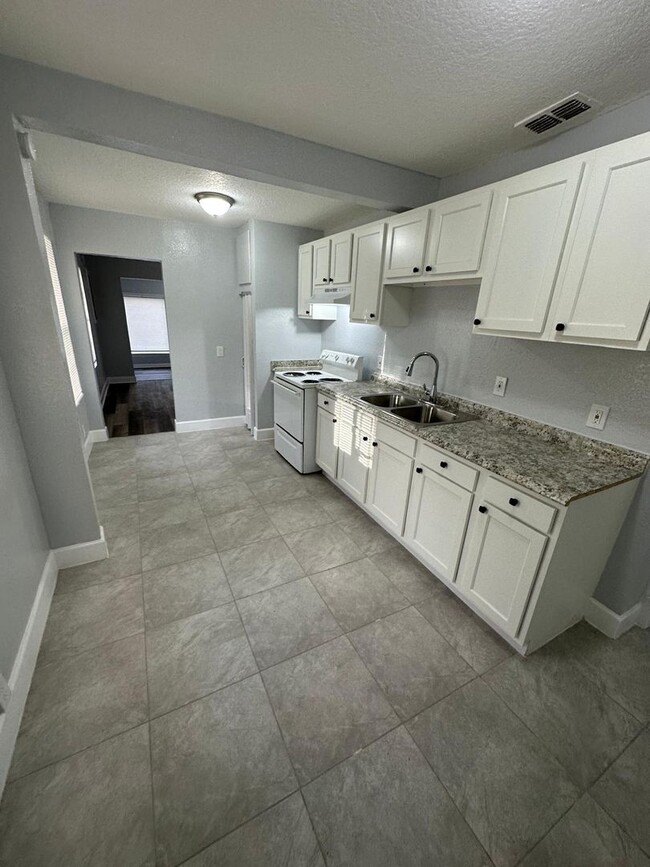 Building Photo - Fully Renovated 3/2 Single Family House Av...