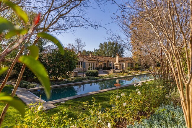 Building Photo - Outdoor Oasis