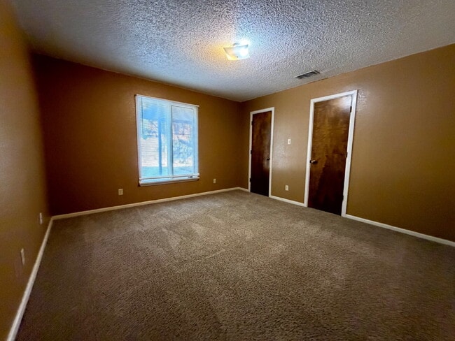 Building Photo - Large 2 bed 2 bath with a study and 2 car garage
