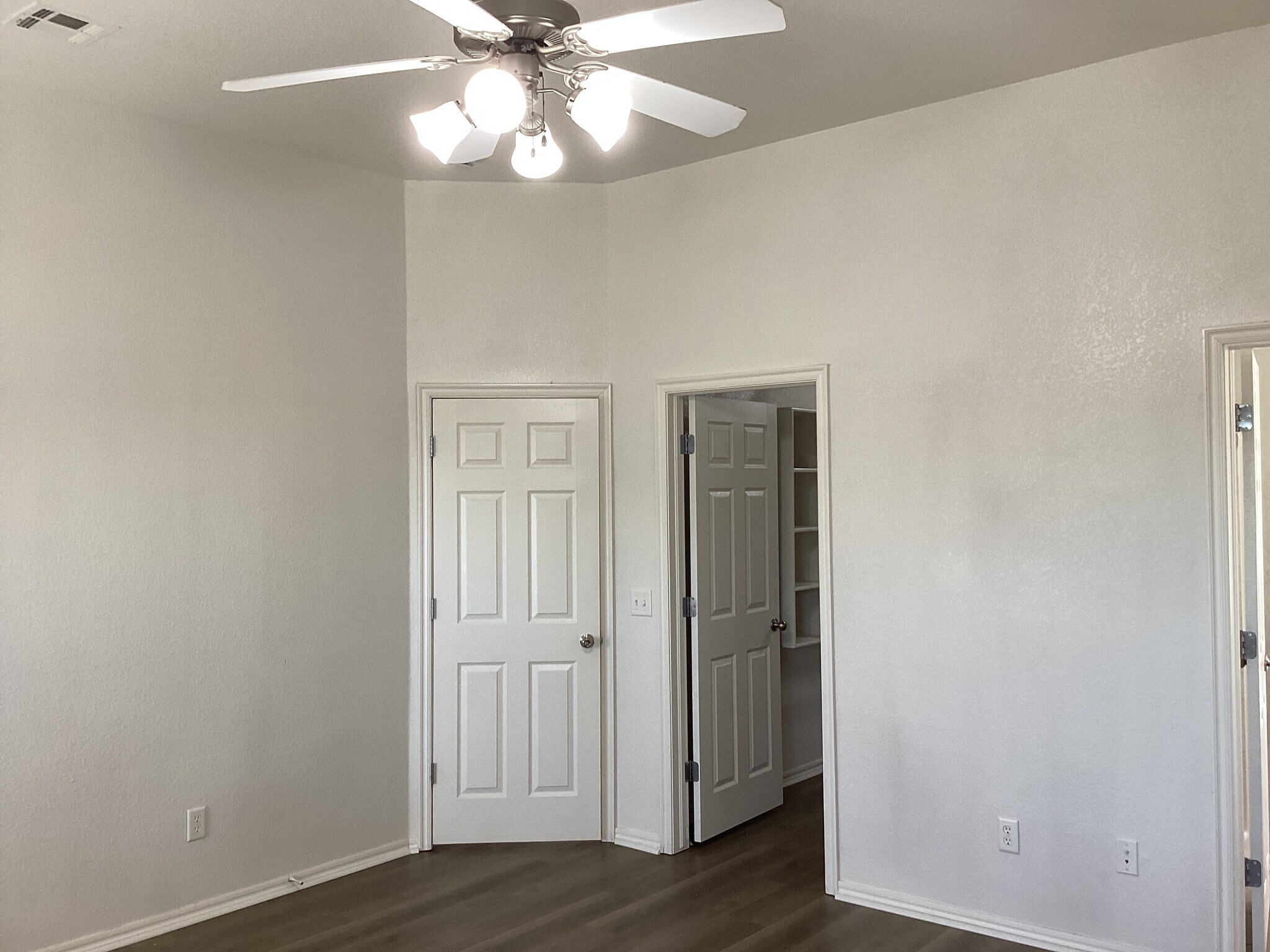 Building Photo - 4129 Queens Dr