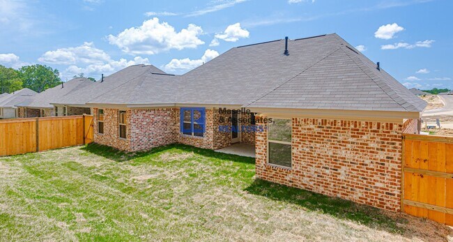 Building Photo - 3 Bed/2 Bath Home in Silver Ridge