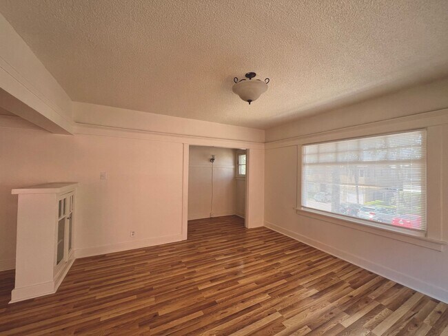 Building Photo - *Available Now! 1 Bedroom Apartment Walkin...
