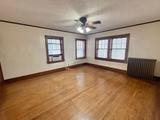 Building Photo - Massive 4 Bedroom, 2 Bath Brick Home