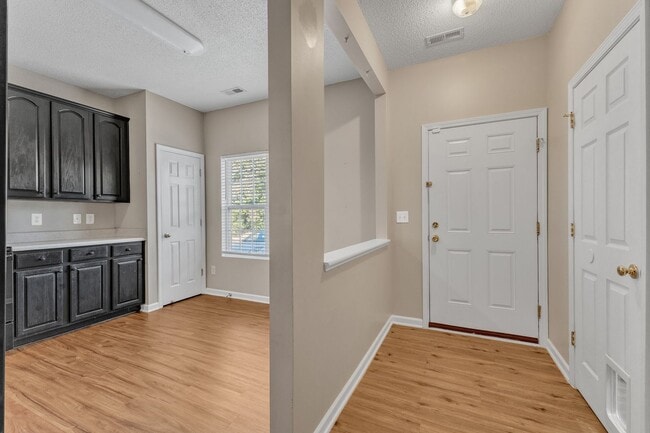 Building Photo - 3 Bedroom Brick Front Carraige Downs Townhome In Desirable Apex