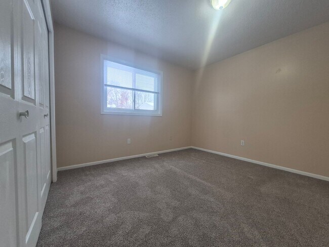 Building Photo - 896 Wescott Square