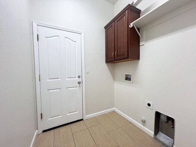 Building Photo - Spacious Single Story Three Bedroom Home