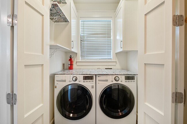 Building Photo - Beloved 3 Bedroom, 2.5 Bath Home in Brentwood