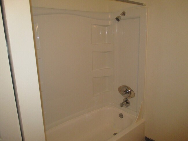 Building Photo - Two Bedroom Apartment in Central Salem