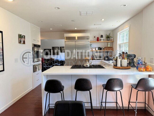 Building Photo - Stunning Home located at the end of a cul-...