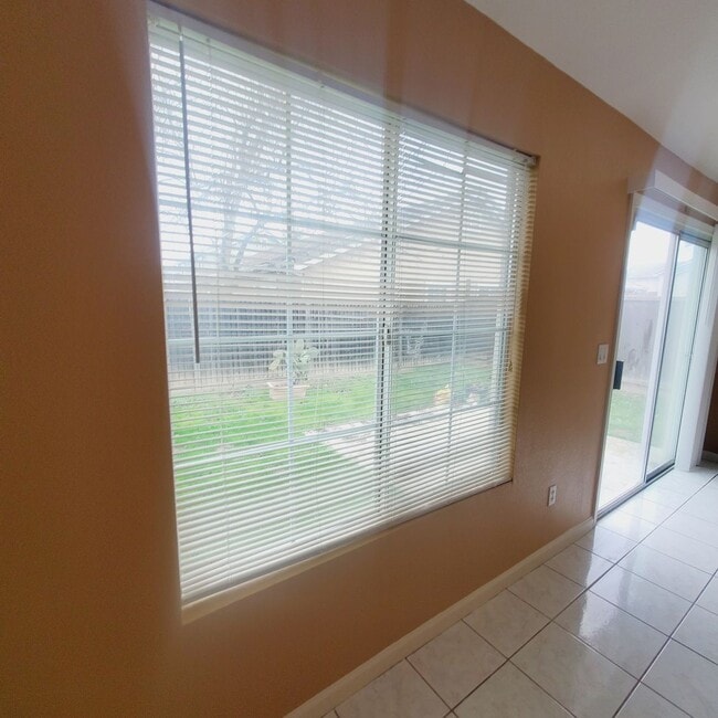 Building Photo - Single Story 3/2 with Great Open Floorplan in Brentwood