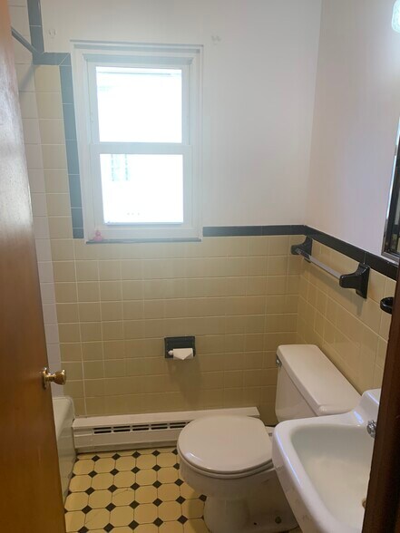 Full Bath - 28 Horton St