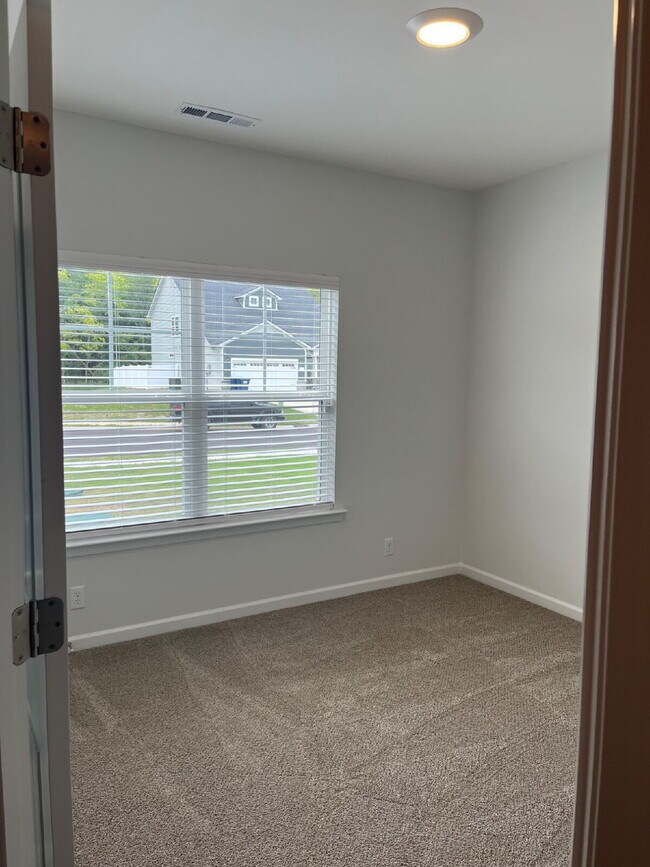 Building Photo - 306 Crimper Ln