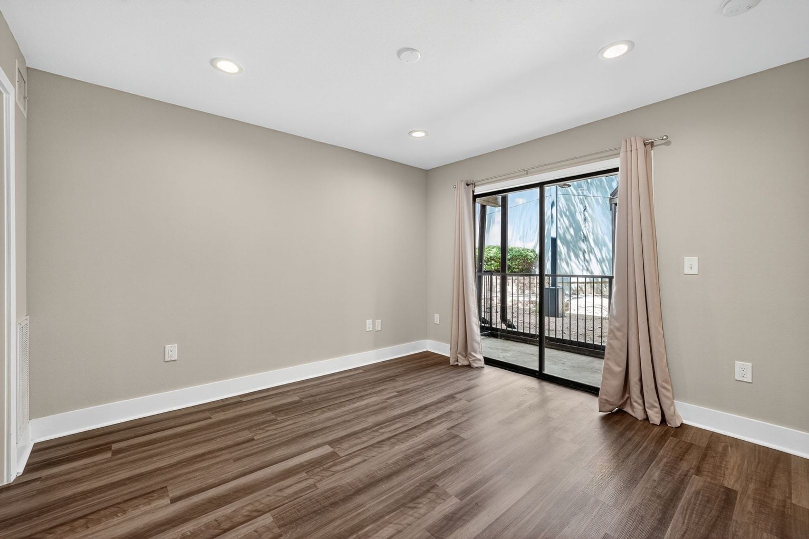 Building Photo - 935 La Posada Dr