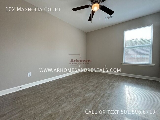 Building Photo - 102 Magnolia Ct