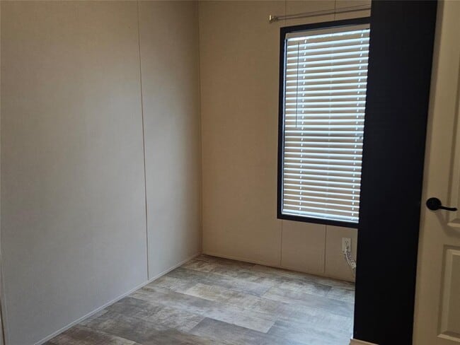 Building Photo - 136 Navasota Dr
