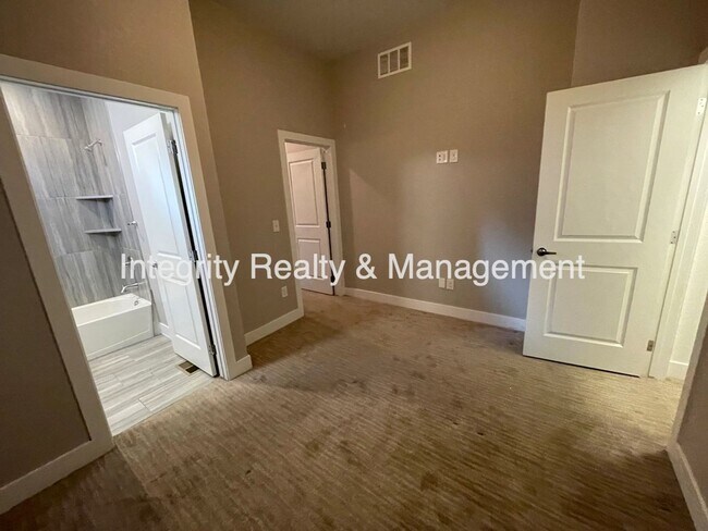 Building Photo - 2815 W 25th Ave