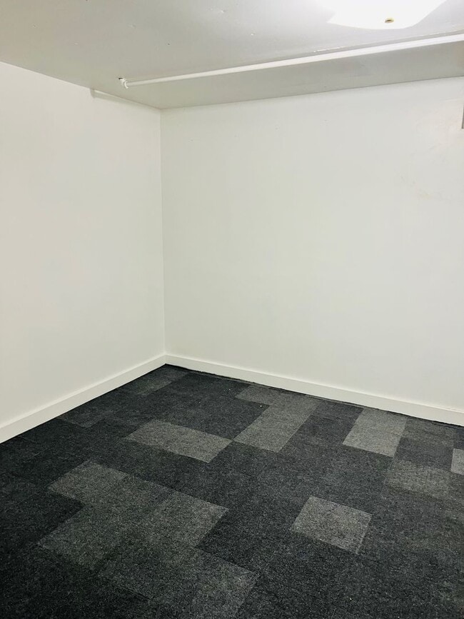 Building Photo - Recently Remodeled